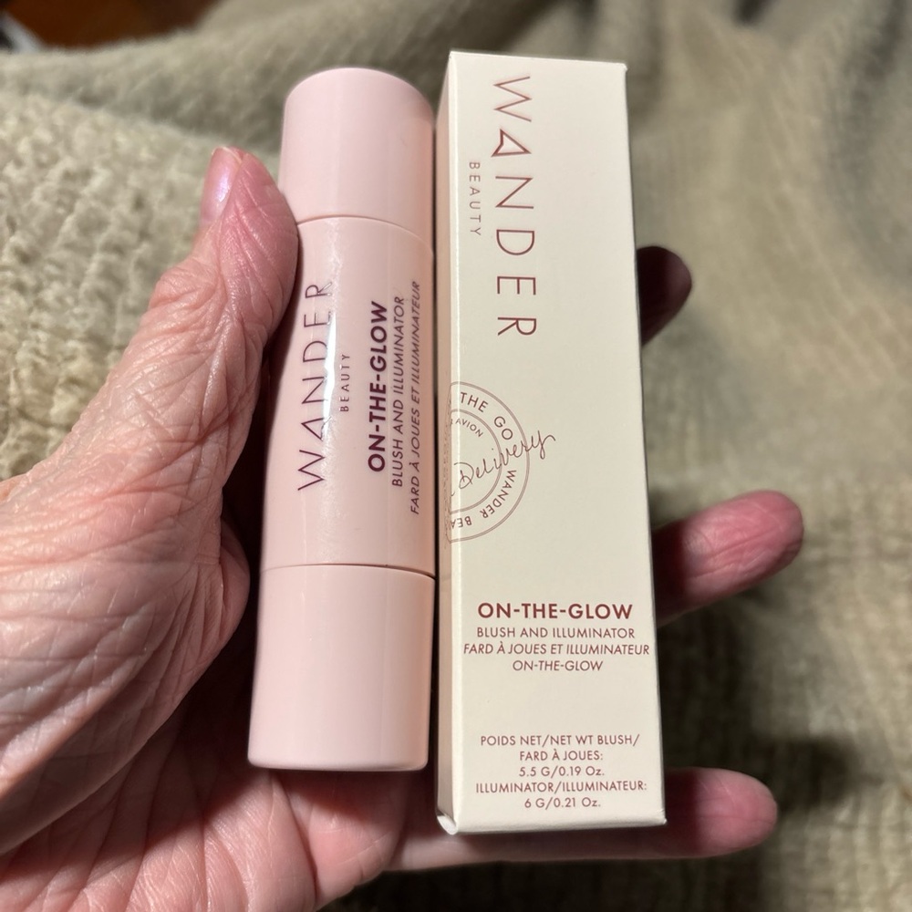 Wander Beauty On-the-Glow Blush and Illuminator in Dusk/Nude Glow.  BNIB